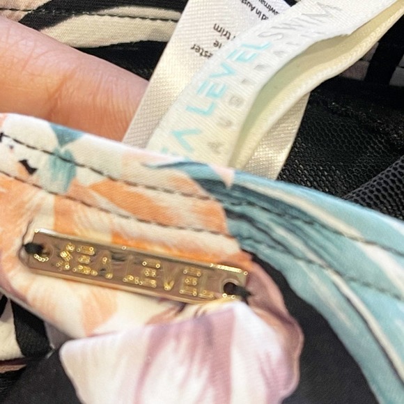 New Sea Level Escape Twist Front One Piece Black Women's Size 4 - Picture 9 of 12